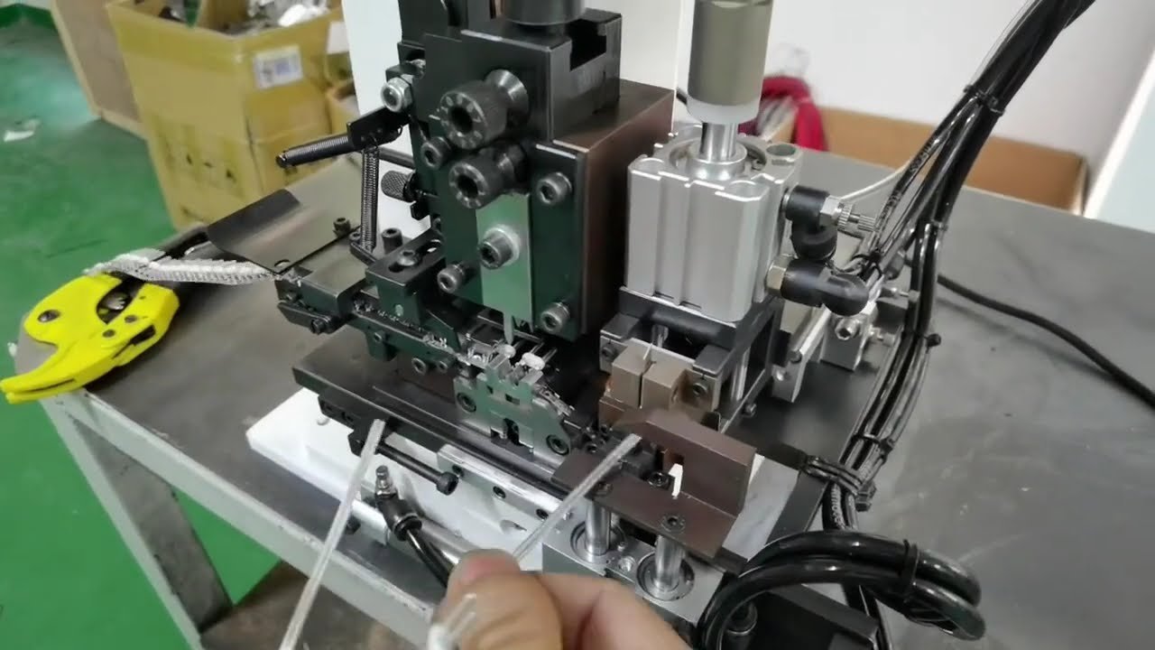 Parallel Wire Splitting, End Stripping, and Crimping All-in-One Machine
